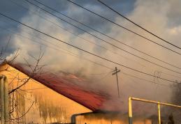 Incendiu izbucnit la o casă din Dorohoi. Pompierii au intervenit mai bine de două ore - FOTO