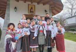 Elevii Școlii Gimnaziale Mihail Sadoveanu Dumbrăvița colindători la Mănăstirea Sfântului Cuvios Ioan Iacob Hozevitul de la Crăiniceni - FOTO