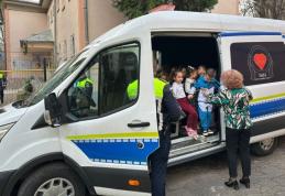 Poliţiştii botoşăneni alături de copii pentru promovarea siguranței pe internet şi a respectării regulilor de circulaţie - FOTO