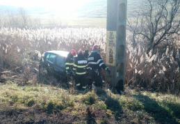 Un șofer în vârstă de 75 de ani a ajuns la spital după ce s-a izbit de un stâlp de pe marginea drumului