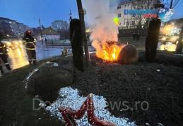 Un ornament stradal cu specific de iarnă a luat foc într-o intersecție din Dorohoi - FOTO