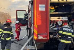 Femeie salvată de pompieri dintr-un apartament în care s-a produs un incendiu. Alte nouă persoane au fost evacuate