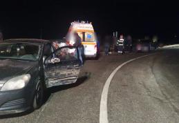 Accident! Doi tineri au ajuns la spital după impactul dintre două mașini - FOTO