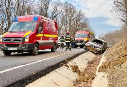 Două persoane au ajuns la spital în urma unui accident rutier - FOTO