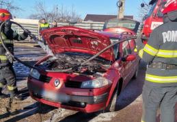 Autoturism cuprins de flăcări în timp ce se deplasa pe un drum din județ
