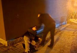 Bărbat accidentat căzut pe trotuar, ajutat de un jandarm la ieșirea din serviciu