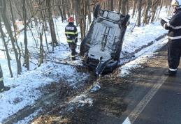 Accident la Vârfu Câmpului! O mașină s-a răsturnat după impactul cu o autoutilitară - FOTO