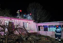 Pompierii solicitați să intervină pentru stingerea unui incendiu izbucnit la acoperișul unei case
