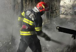 Bătrân rămas fără acoperiș deasupra capului în urma unui incendiu