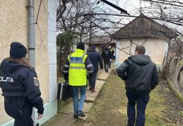 Perchezițe la domiciliul unui bărbat bănuit de violare de domiciliu, distrugere și lovire - FOTO