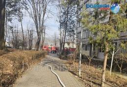 Un nou incendiu a cuprins clădirea dezafectată de pe Aleea Pinului din Dorohoi – FOTO