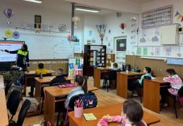 Poliţiştii botoşăneni alături de copii, în „Școala siguranţei Tedi”