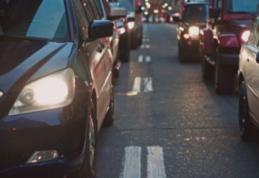 Conform noului Cod Rutier șoferii care nu circulă cu luminile de zi sau faza scurtă pornite riscă între 4 și 5 puncte de amendă