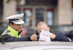 Oprit de polițiști, văzând că șoferul nu mai poate ține drumul drept