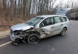 Accident la Flămânzi! Au fost implicate un autoturism și un camion, în care se aflau trei persoane