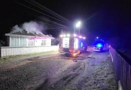 Un bărbat de 60 de ani are nevoie de ajutor după ce casa i-a fost afectată de un incendiu