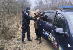Bătrân din Hudești salvat de la îngheț de un echipaj de jandarmi - FOTO