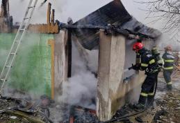 Anexa unei gospodării din Băiceni cuprinsă de flăcări. Pompierii au intervenit