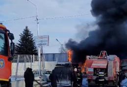 Atelier de reparaţii auto din Botoșani cuprins de flăcări