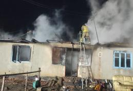 O familie din localitatea Cristești a rămas fără casă în urma unui incendiu