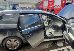 Un autoturism a luat foc în parcarea unui supermarket din Dorohoi