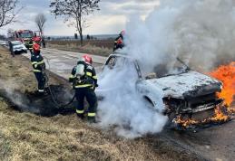 Mașină distrusă de flăcări pe un drum din localitatea Dragalina - FOTO