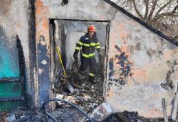 Casă aprinsă de jarul căzut din sobă pe materiale combustibile. Un bătrân a avut nevoie de îngrijiri medicale