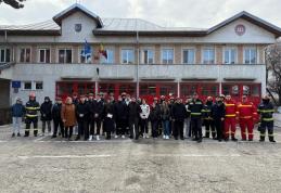 Școala Altfel: elevi și profesori de la Liceul „Regina Maria” Dorohoi în vizită la pompieri - FOTO