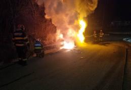 Un autoturism a luat foc pe un drum din localitatea Mitoc