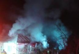 Bucătăria unei case cuprinse de flăcări