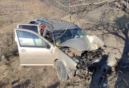 Doi adulți și un copil de 1 an răniți după mașina în care se aflau s-a răsturnat în afara carosabilului