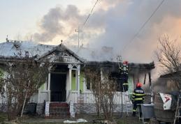 Casă și anexă cuprinse de un incendiu violent