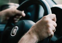 Un polițist aflat în timpul liber și-a anunțat colegii după ce a văzut o mașină care mergea haotic