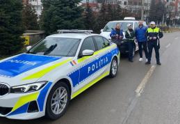 Mărțișoare oferite în trafic de polițiștii rutieri împreună cu reprezentații Registrului Auto Român
