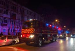 Mai multe bunuri dintr-o garsonieră situată într-un bloc din Botoșani cuprinse de flăcări