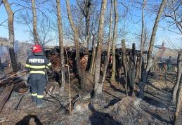 Incendiu puternic într-o gospodărie din Copălău. Proprietara a suferit un atac de panică