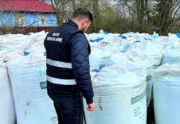 Peste 20 de tone de îngrășământ depozitat ilegal la Șendriceni au fost descoperite de polițiști