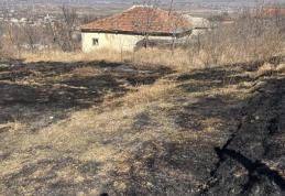 Stop incendiilor de vegetație uscată! O casă și 50 de hectare de rapiță au fost în pericol