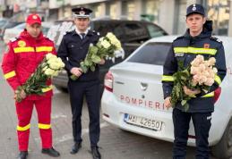 Flori și zâmbete oferite de pompierii botoșăneni - FOTO