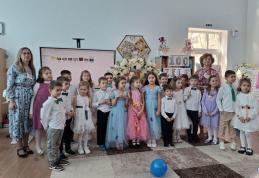 „100 de zile de școală” sărbătorite de elevii clasei pregătitoare A de la Școala „A. I. Cuza” Dorohoi - FOTO