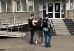 Bărbați reținuți pentru furturi din stații peco. Percheziții desfășurate la locuințele lor