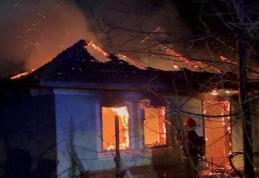 Două adăposturi de animale au fost cuprinse de flăcări la Dragalina