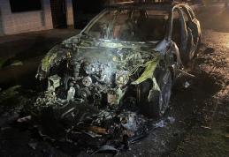 Un autoturism parcat pe un drum din județ a ars în totalitate