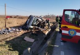 Accident! Bărbat rănit după ce s-a răsturnat cu camionul în afara părții carosabile