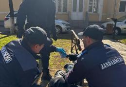 Bărbat inconștient ajutat de jandarmi. A fost transportat la spital 