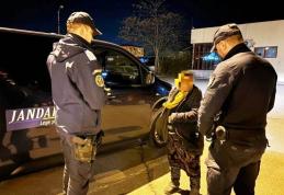Bătrânică pierdută pe stradă, dusă de jandarmi la Centrul Social pentru Persoane Fără Adăpost Botoșani