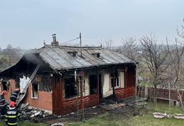 Casă din Vlădeni distrusă într-un incendiu, în această dimineață - FOTO