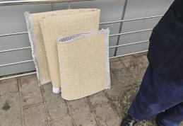 Persoane care comercializau produse textile pe o stradă din Dorohoi sancționate de polițiștii locali