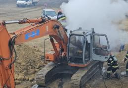 Un untilaj a luat foc în timp ce executa lucrări de excavare pe o stradă din Dorohoi