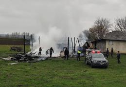 Un adăpost de animale și o tonă de furaje au fost cuprinse de flăcări la Alba